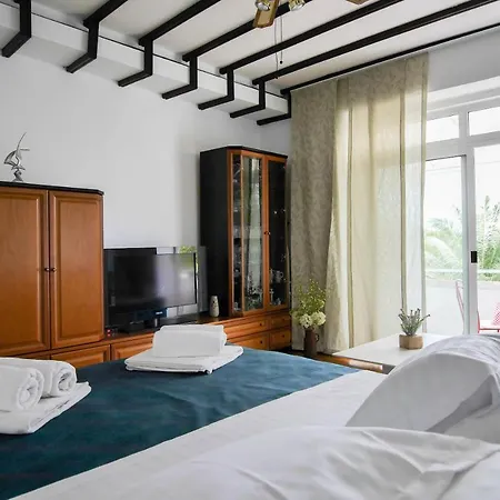 Apartment Beach Makarska * Макарська